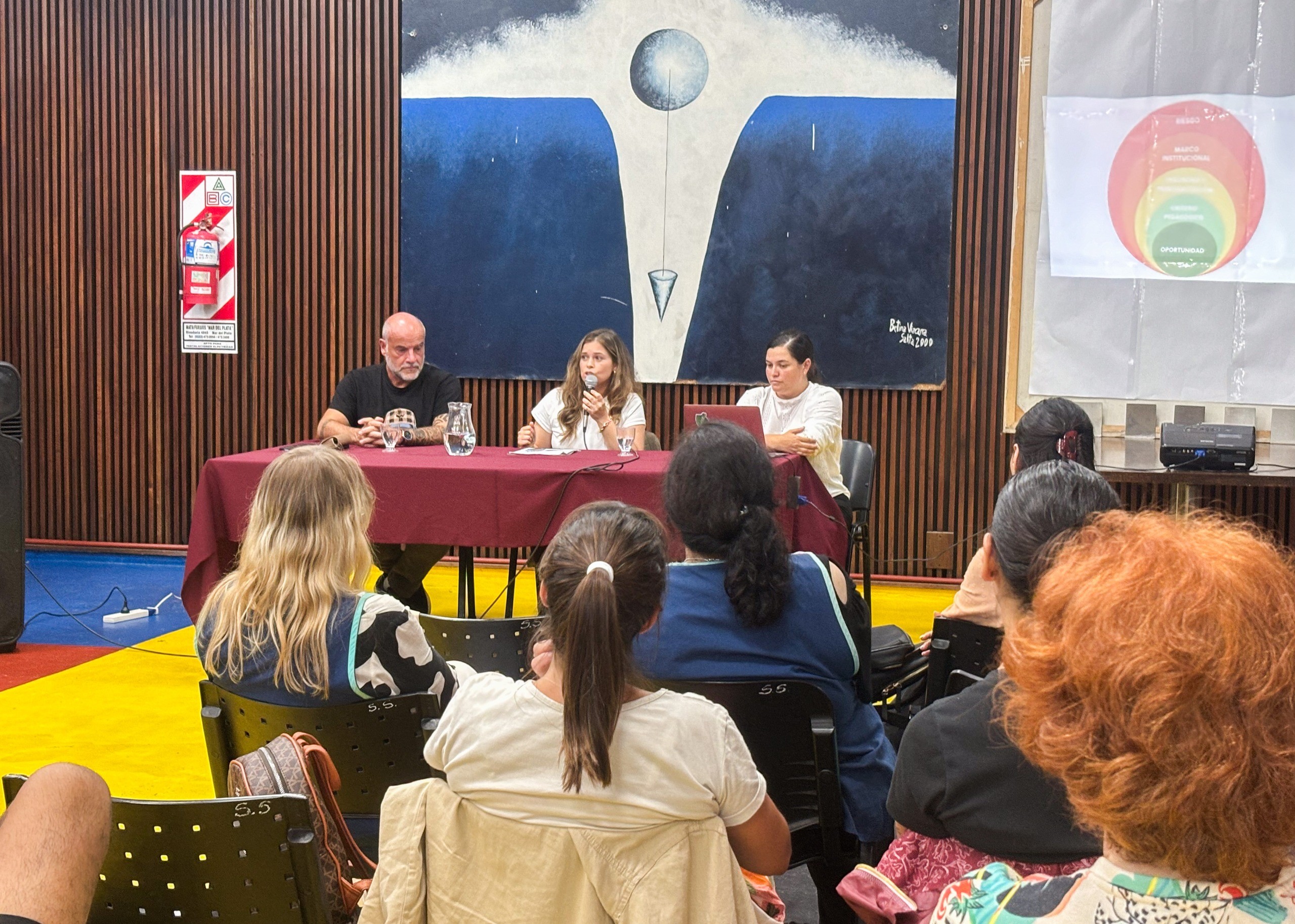 Docentes se capacitaron en <b>inteligencia artificial</b> con eje en ética y cuidado de datos thumbnail